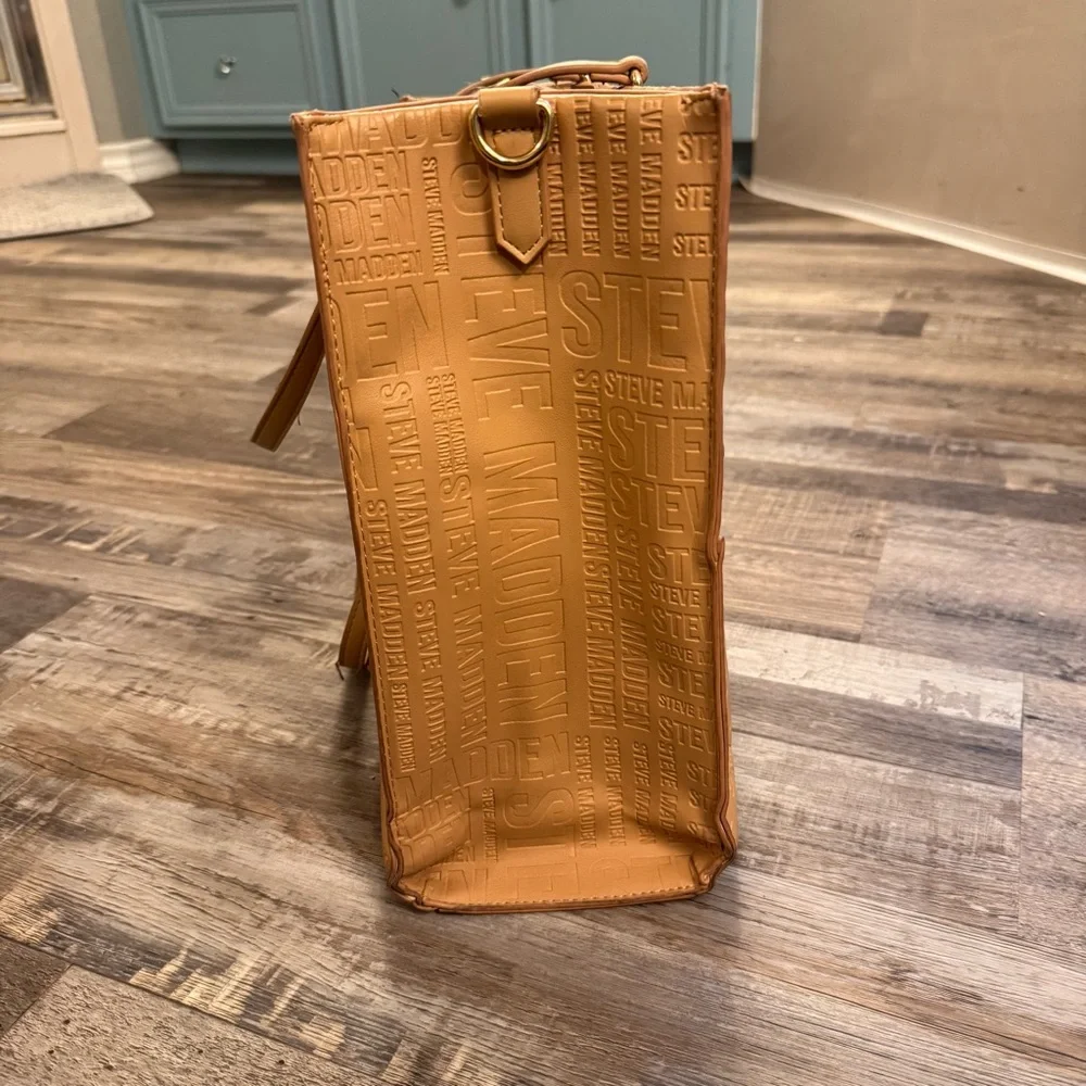 Steve Madden Large Logo Embossed Tote Tan Shoulder Bag Gold Hardware - Picture 2 of 12
